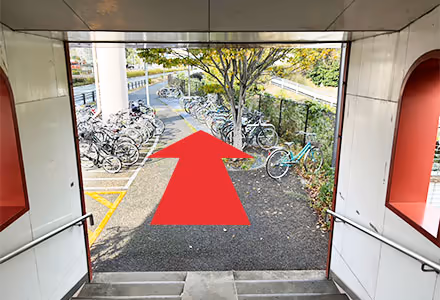 降りて正面を道なりに進みます。