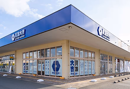 左手に大きな駐車場があり、その中にあります。（ロピア、王子カレー向い）